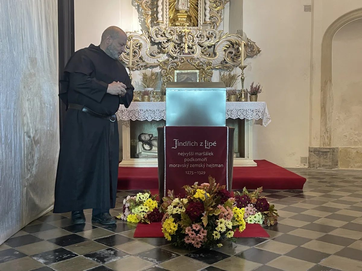 Ostatky Jindřicha z Lipé se po letech vrací zpět na původní místo jeho odpočinku