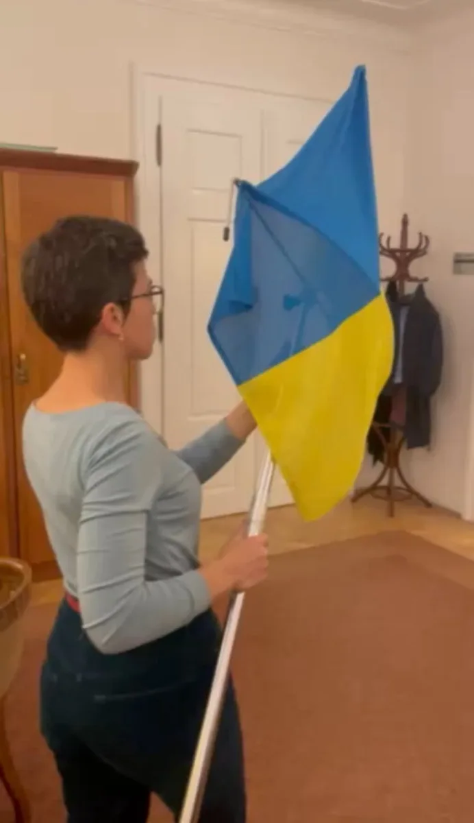 Okamura sundal vlajku Ukrajiny z budovy Sněmovny, Piráti, ODS i STAN už vyvěsili svoje