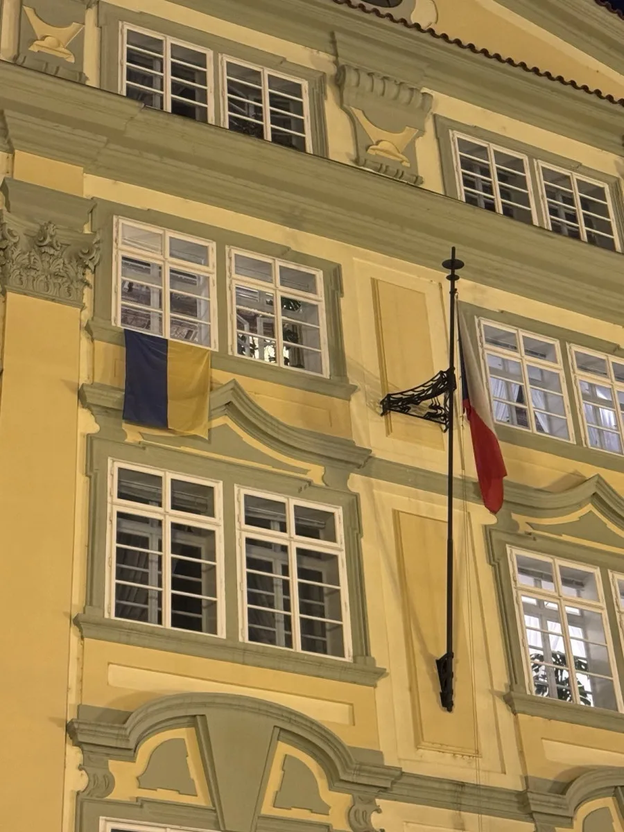 Okamura sundal vlajku Ukrajiny z budovy Sněmovny, Piráti, ODS i STAN už vyvěsili svoje