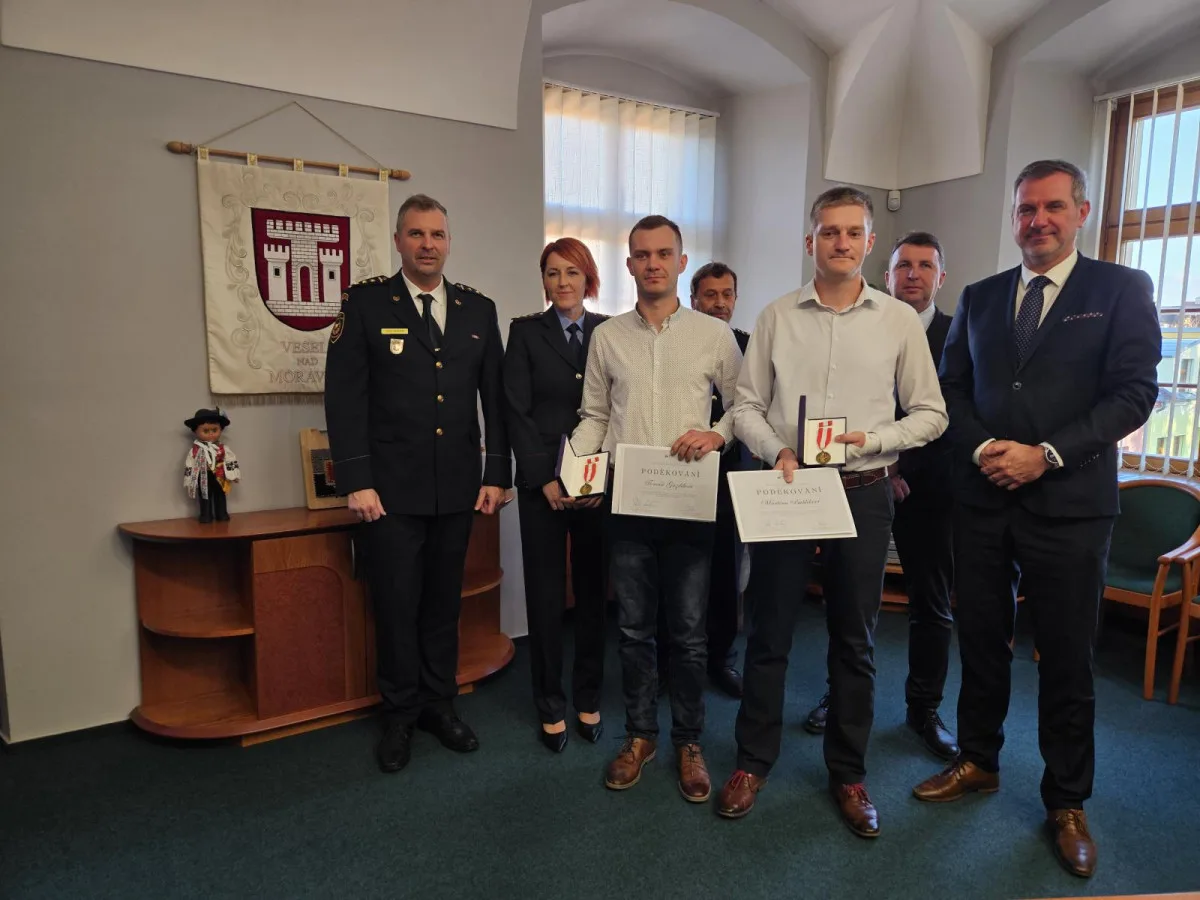 Ve veselí nad Moravou ocenili rybáře, kteří zachránili lidi z hořících unimobuněk