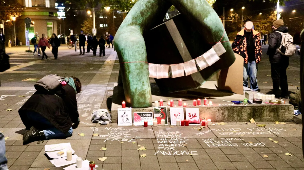 Aktivisté se sešli před Nejvyšším správním soudem při pietě za oběti z Gazy a Súdánu