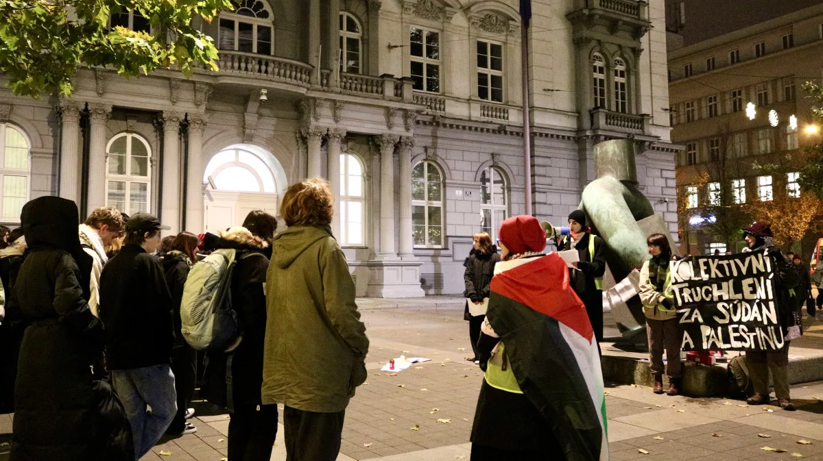 Aktivisté se sešli před Nejvyšším správním soudem při pietě za oběti z Gazy a Súdánu