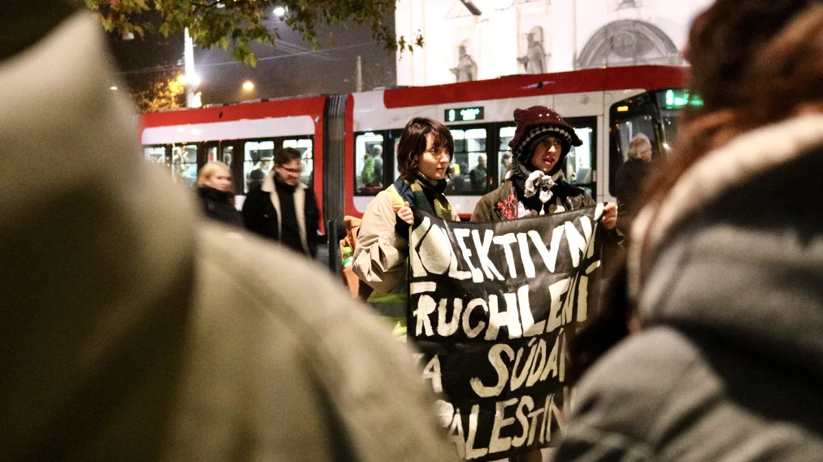 Aktivisté se sešli před Nejvyšším správním soudem při pietě za oběti z Gazy a Súdánu