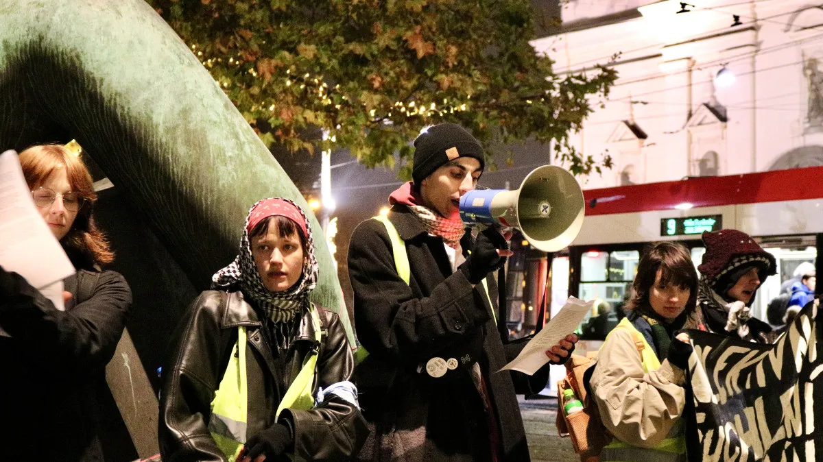 Aktivisté se sešli před Nejvyšším správním soudem při pietě za oběti z Gazy a Súdánu
