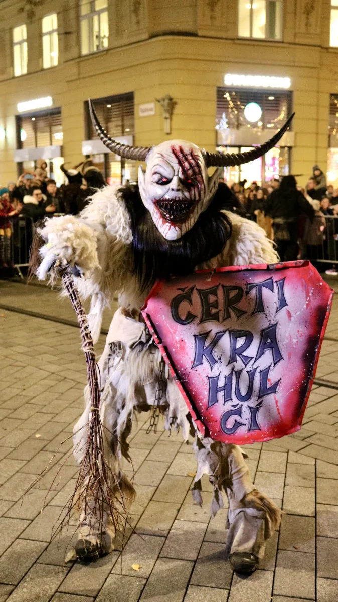 FOTO: Průvod čertů a koncerty zahájily Vánoce Brno, příští týden se přidá zbytek města