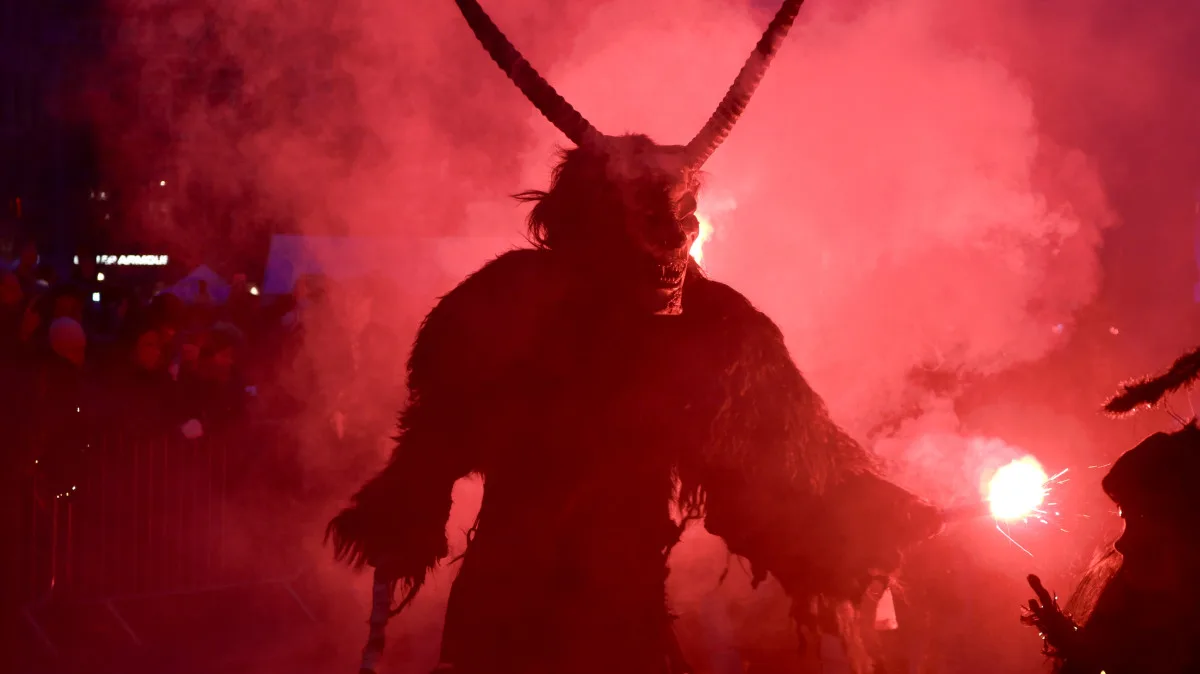 FOTOGALERIE: Malá Krampus show prošla Brnem, podívat se přišly stovky lidí