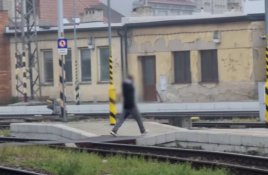 Policisté na jihu Moravy řešili nebezpečné přecházení kolejí. Padlo 52 pokut