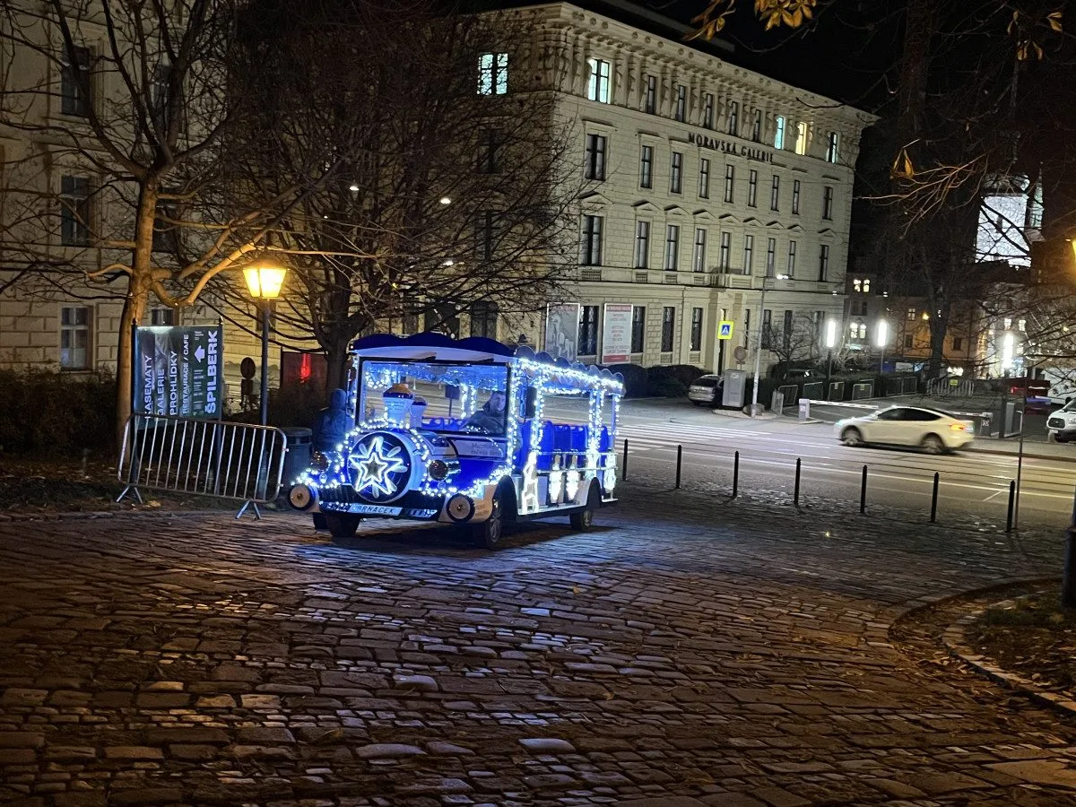 VIDEO: Na Špilberk bez funění. Turisty k hradu vozí nový vláček