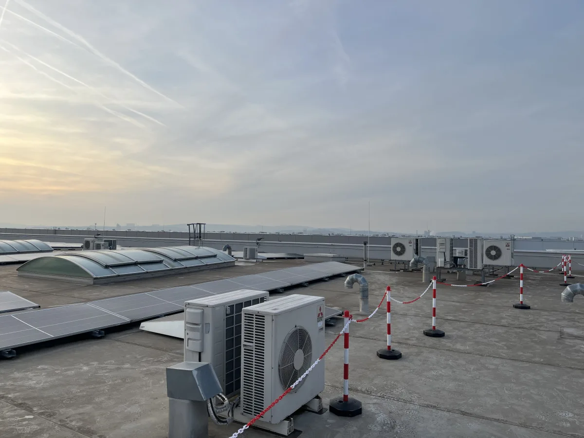 VIDEO: Na průmyslových halách v Brně a Blučině vyrostly obří solární elektrárny