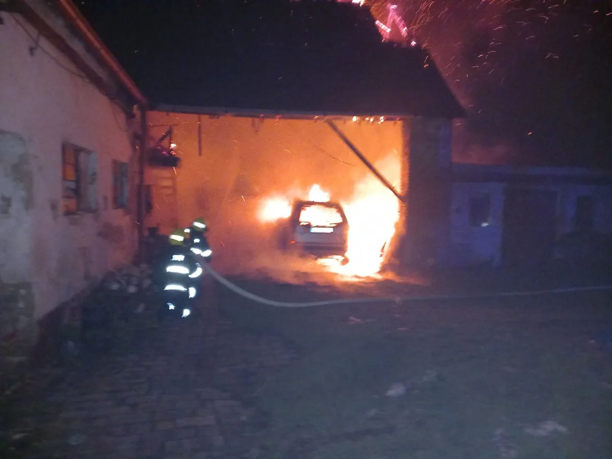 V Poštorné shořela stodola s autem za milion, při zásahu se zranil hasič