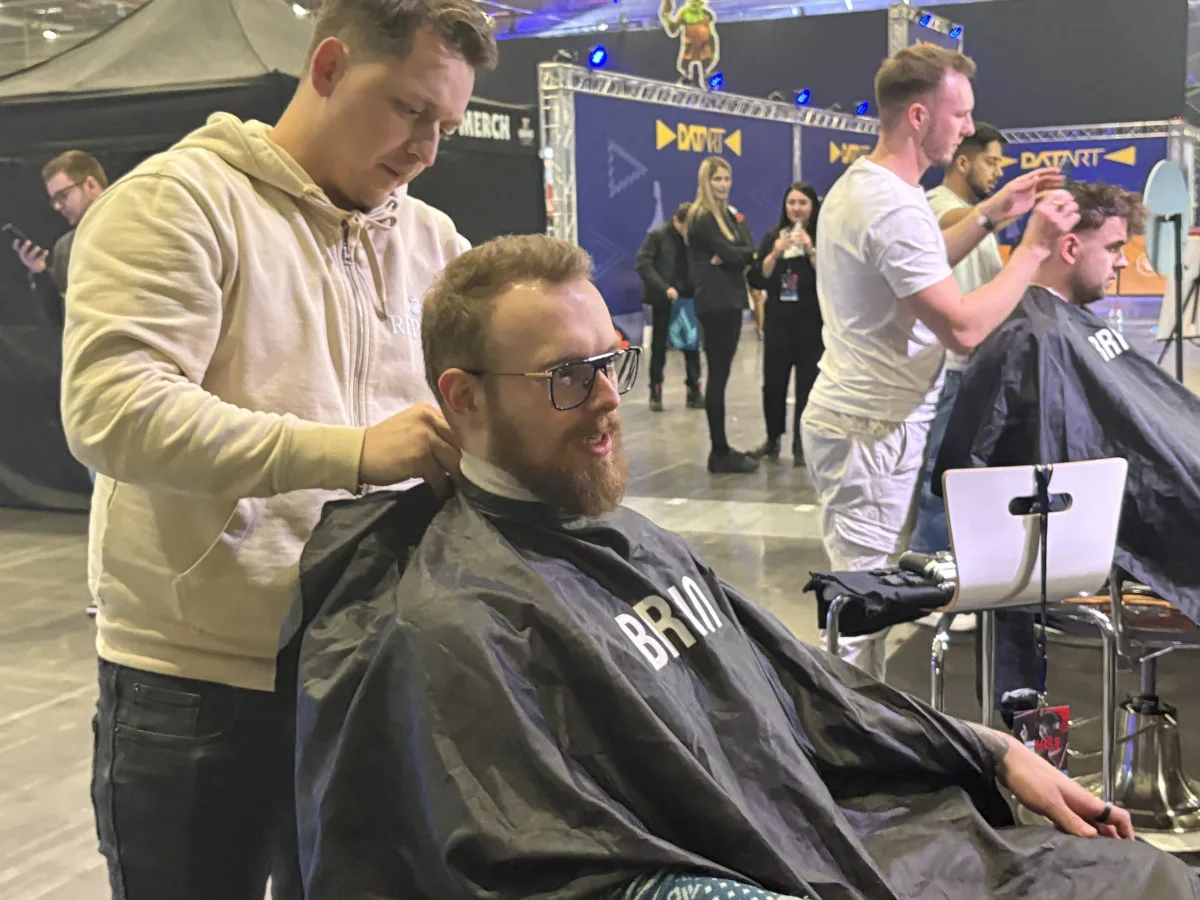 Herní víkend s přestávkou u barbera. Braun zve v Brně na střih, který nosí i Xnapy