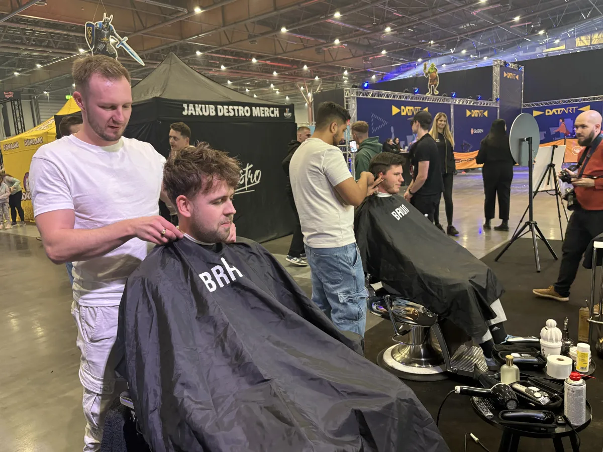 Herní víkend s přestávkou u barbera. Braun zve v Brně na střih, který nosí i Xnapy