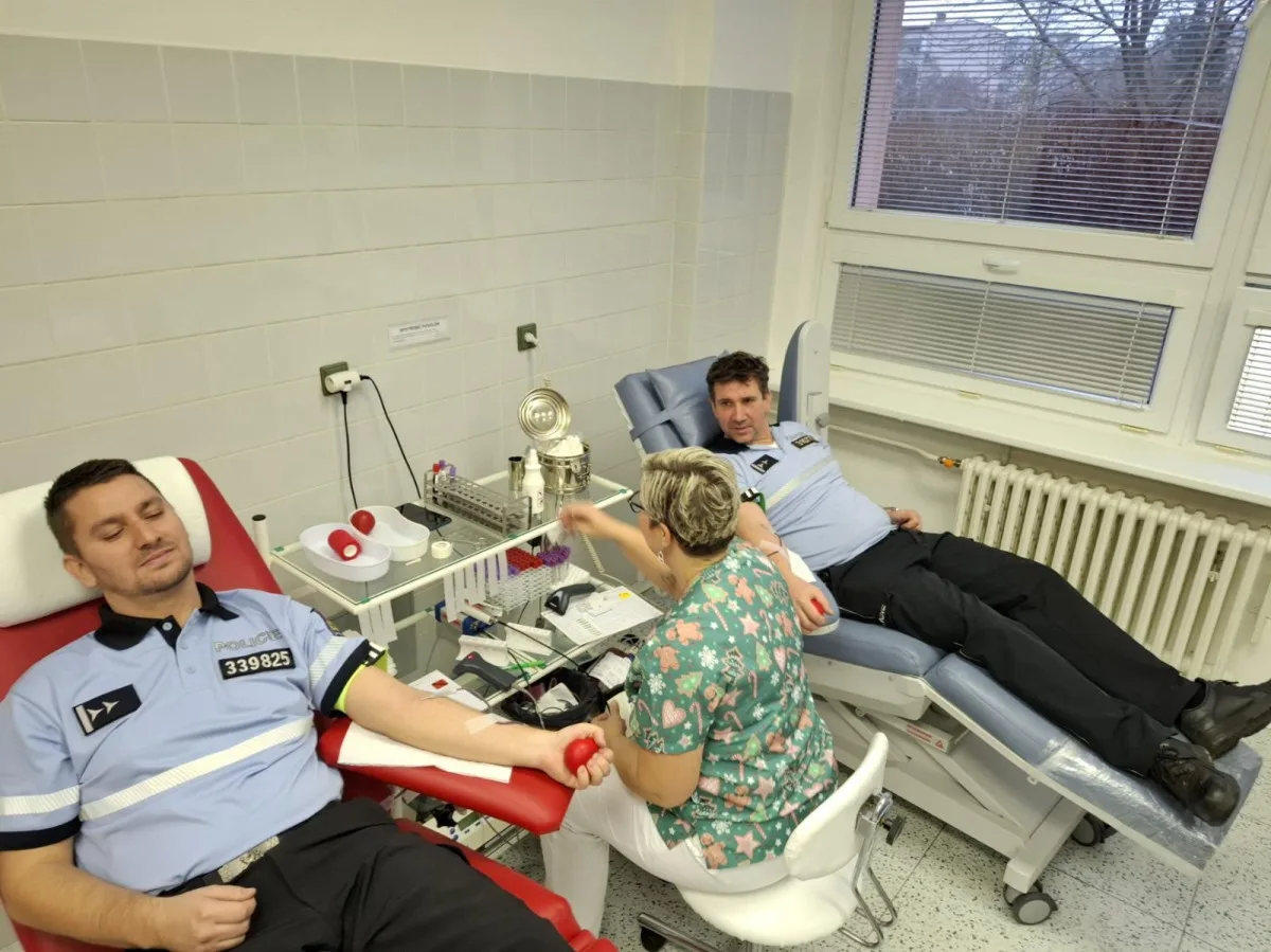 Břeclavští policisté při mikulášských odběrech darovali desítky konzerv krve
