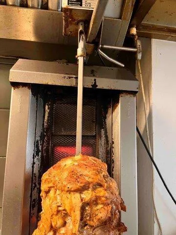 Inspektoři zavřeli bistro v centru Brna. Vadil jim nepořádek, plíseň i boty u jídla