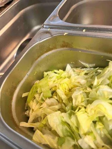 Inspektoři zavřeli bistro v centru Brna. Vadil jim nepořádek, plíseň i boty u jídla