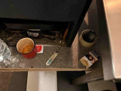 Inspektoři zavřeli bistro v centru Brna. Vadil jim nepořádek, plíseň i boty u jídla