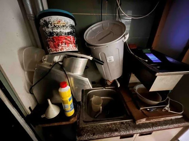 Inspektoři zavřeli bistro v centru Brna. Vadil jim nepořádek, plíseň i boty u jídla