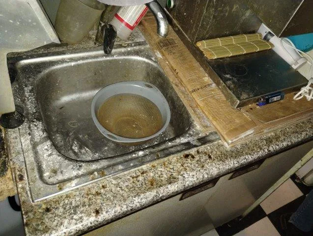 Inspektoři zavřeli bistro v centru Brna. Vadil jim nepořádek, plíseň i boty u jídla
