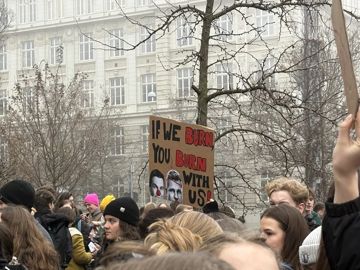 17652857833474-60-foto-macinko-odmnoukej-jinam-vzkazali-studenti-v-brne-z-vyuky-jich-odesly-stovky