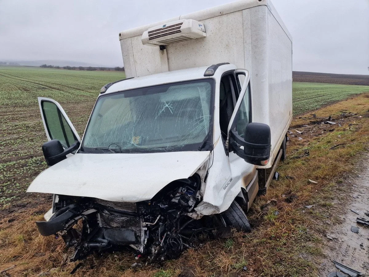 Na Břeclavsku se čelně střetlo osobní auto s nákladním, jeden člověk zemřel