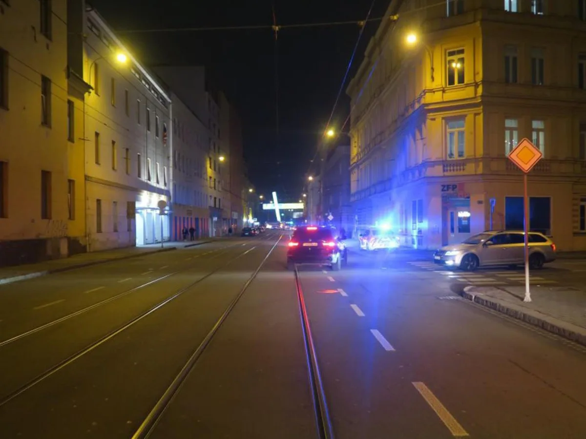 Řidič v Brně nedal přednost šalině, zranila se cestující. Policisté hledají svědky