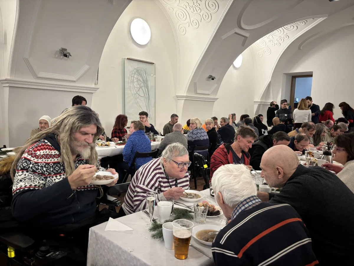 Na Boží hod prostřeli na radnici. V Brně připravili řízek se salátem pro potřebné