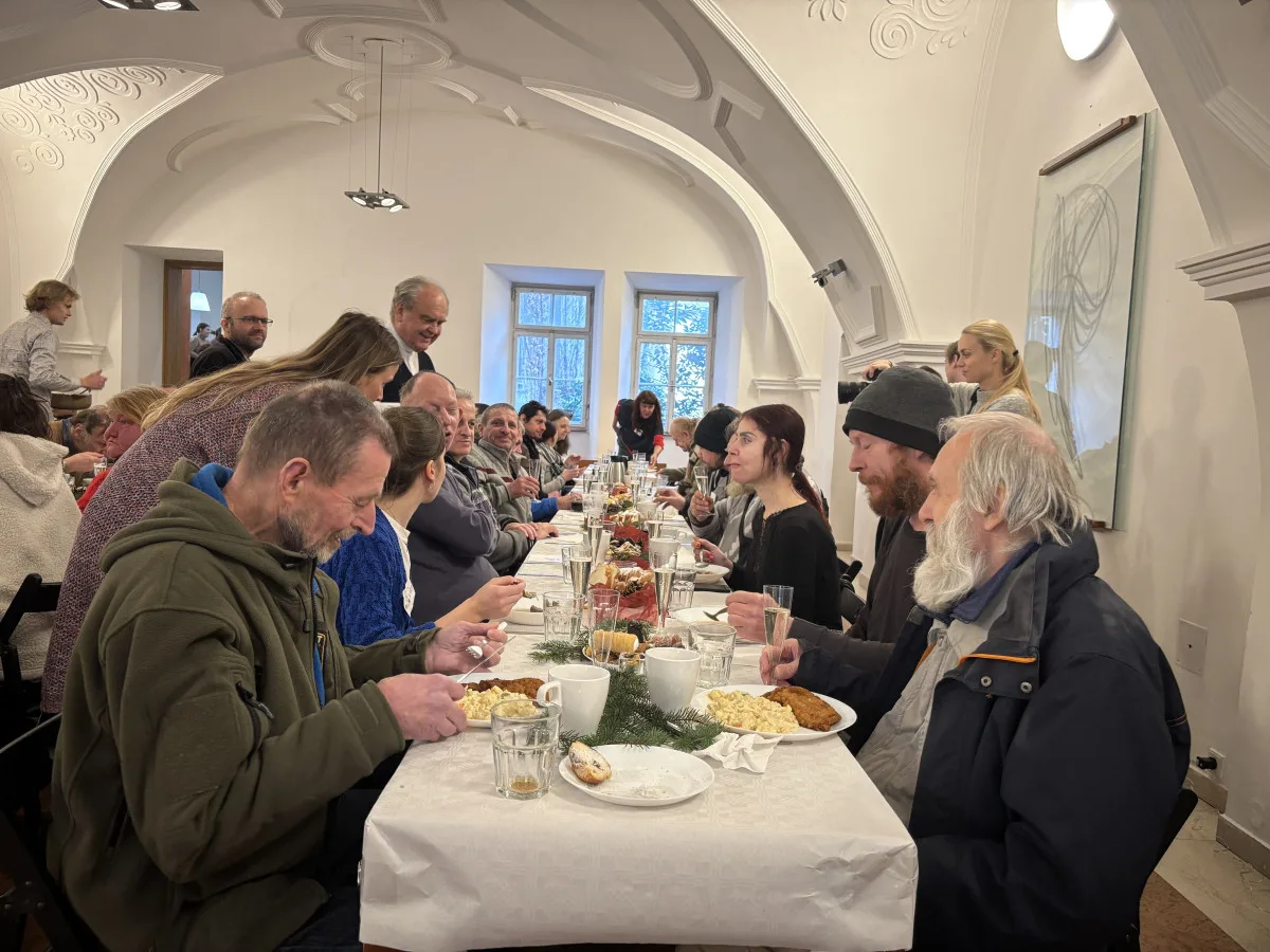 Na Boží hod prostřeli na radnici. V Brně připravili řízek se salátem pro potřebné