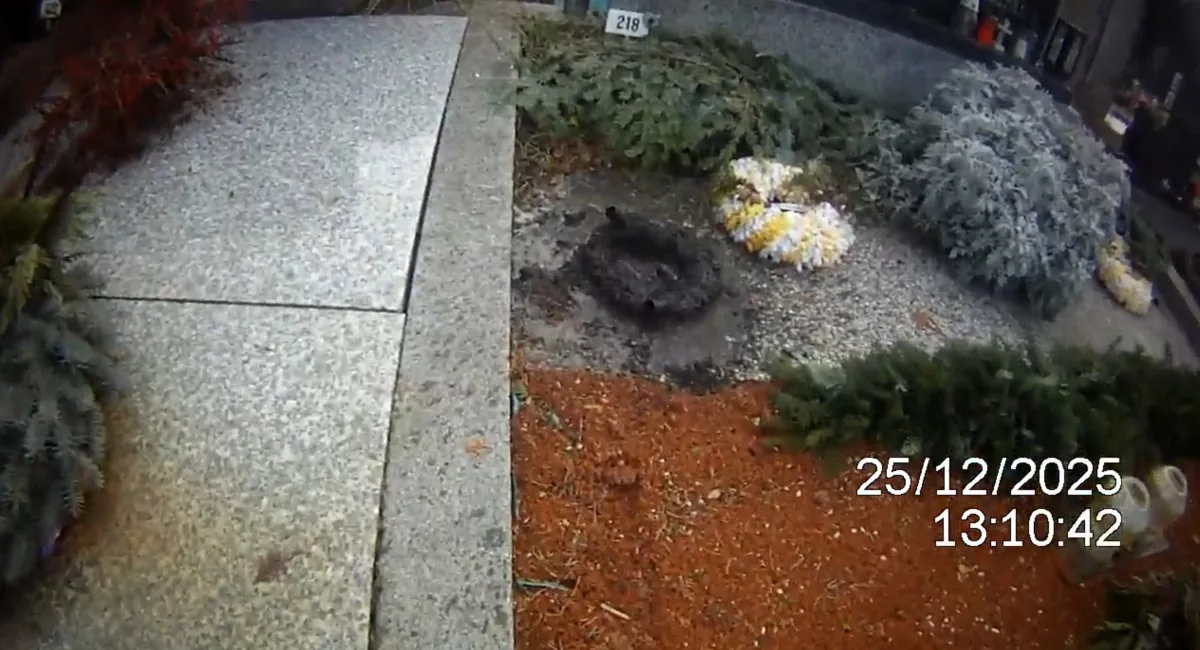 Strážníci o svátcích zasahovali na hřbitovech. Hasili věnec a pustili zamčené návštěvníky
