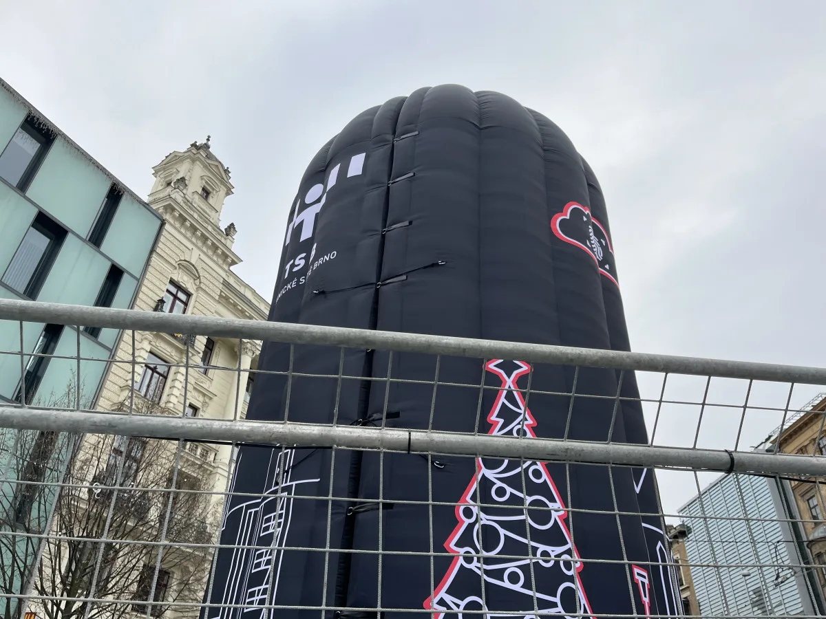 FOTO: V Brně navlékli orloj do ochrany, aby ho nezničily silvestrovské rachejtle