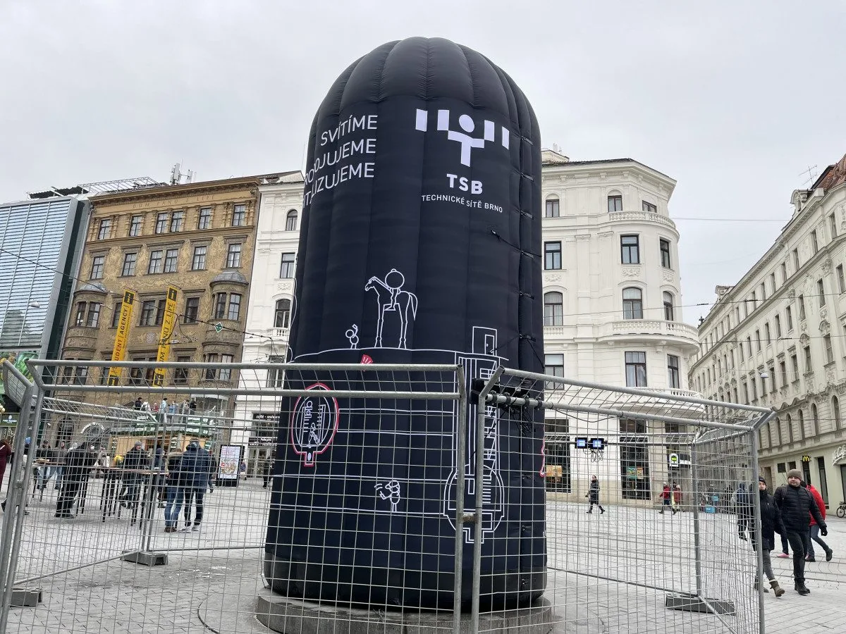 FOTO: V Brně navlékli orloj do ochrany, aby ho nezničily silvestrovské rachejtle