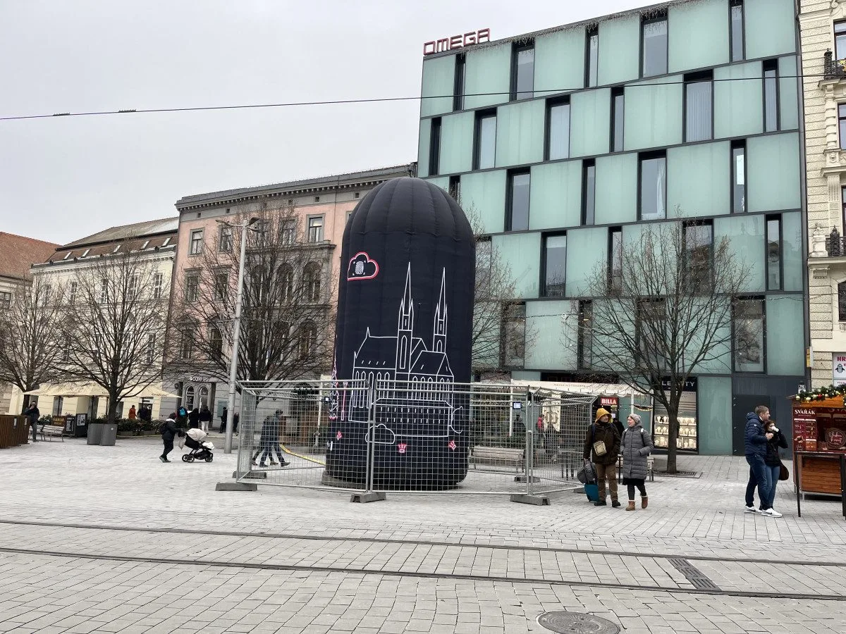 FOTO: V Brně navlékli orloj do ochrany, aby ho nezničily silvestrovské rachejtle