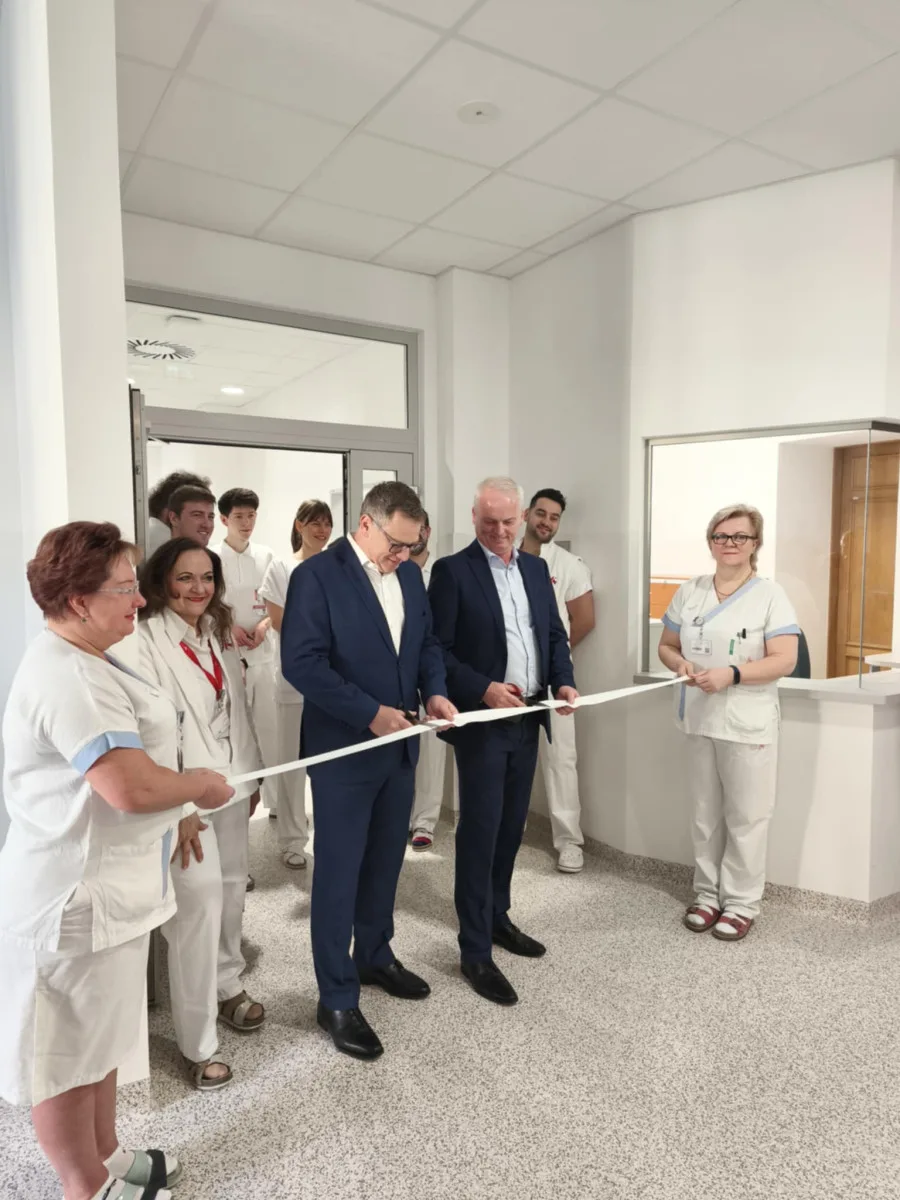 Ředitel nemocnice Vlastimil Vajdák a přednosta KOCHHK Břetislav Gál otevírají nové prostory ambulantního traktu pro ORL