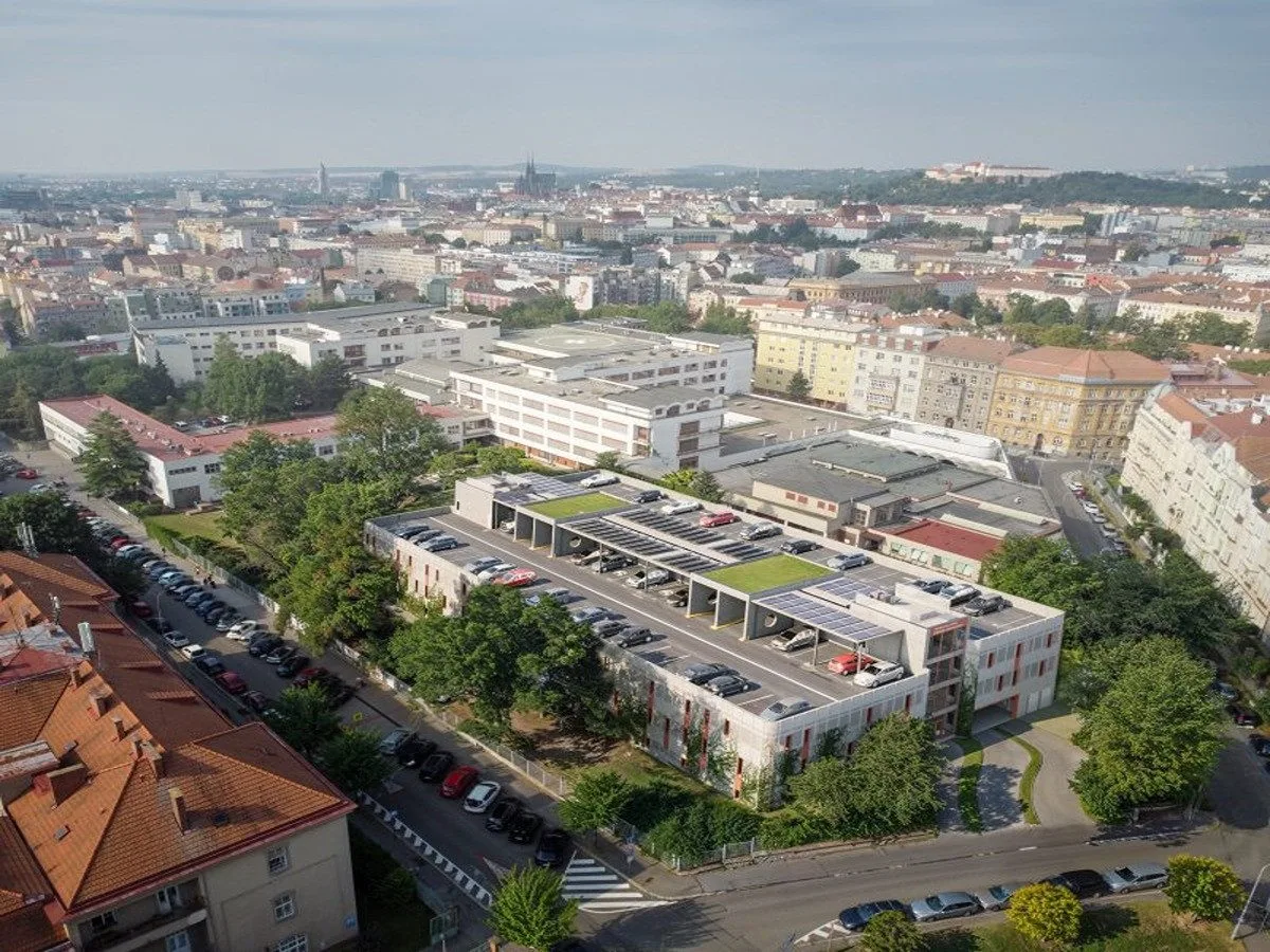 Konec dopravního chaosu u Dětské nemocnice. Vyroste tam parkovací dům