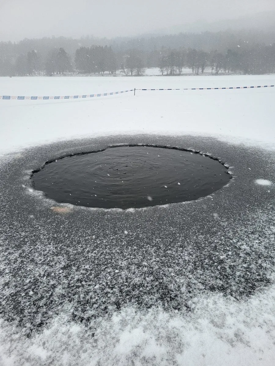 FOTO: Děr na Prýglu je víc a víc. Nebezpečné jsou i neviditelné vzduchové kapsy