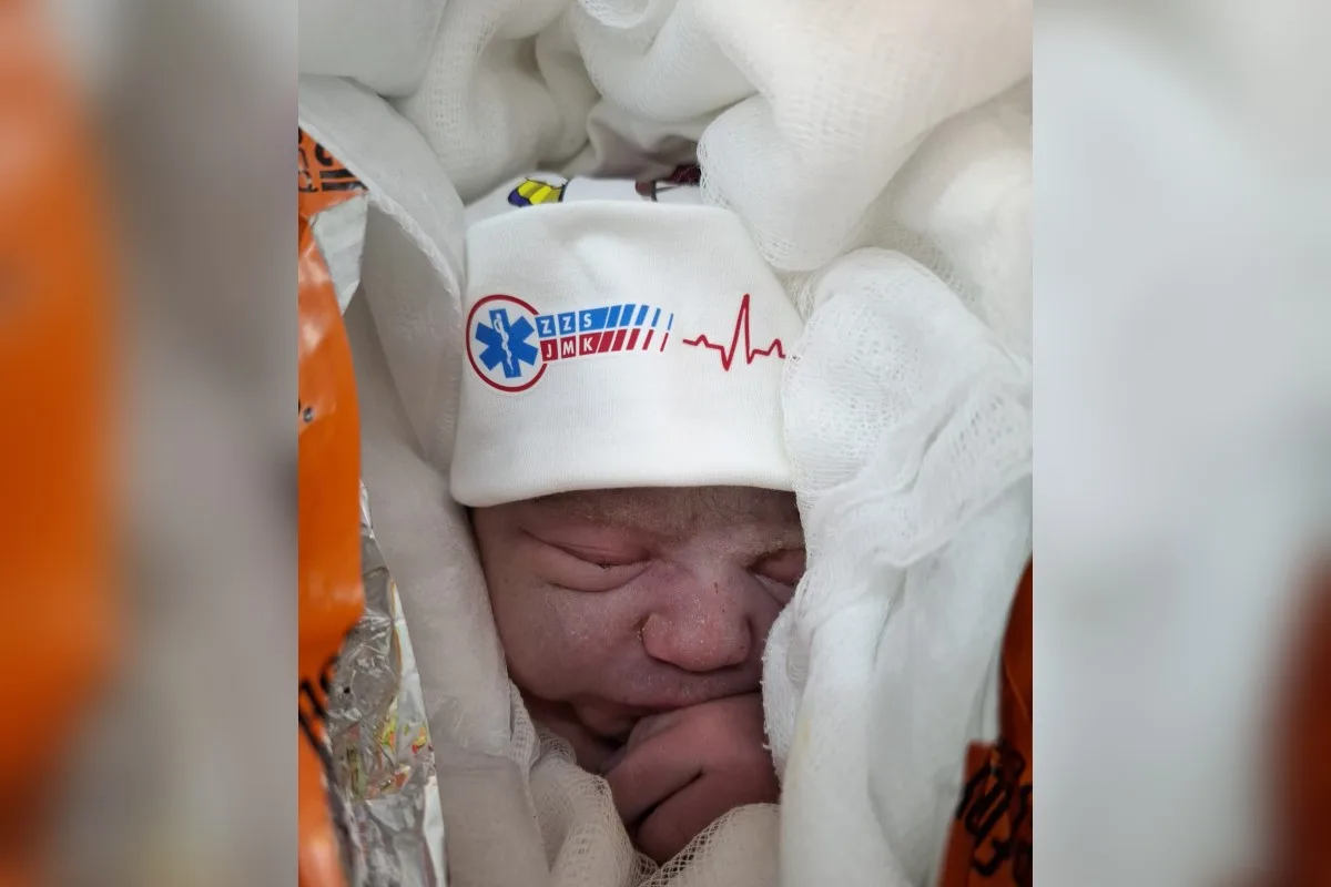 Rychlejší než sanitka. Natálka přišla na svět s pomocí operátorky i babičky
