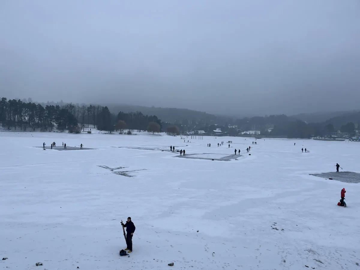 FOTO: Brusle i běžky. Na Pryglu dovádí desítky lidí