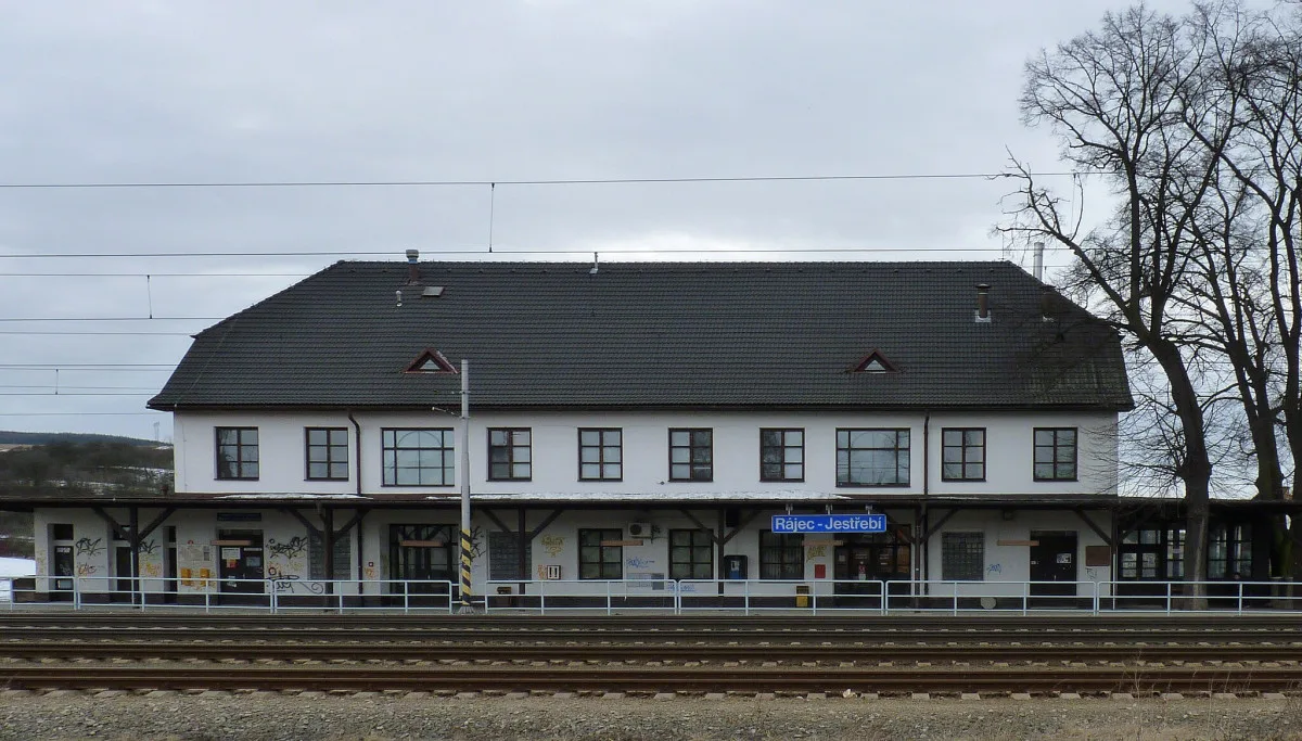 2048px-Rájec-Jestřebí,_vlaková_zastávka