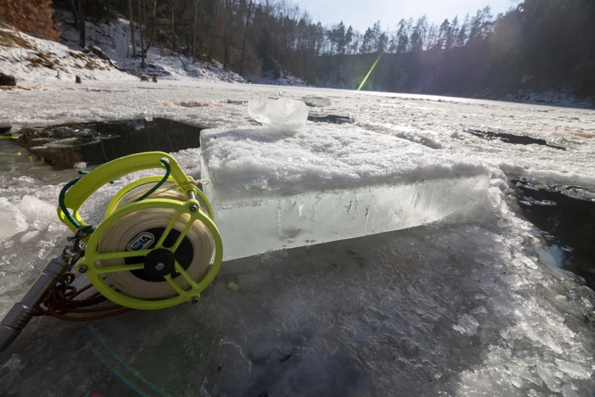 Muž se utopil v lomu na Brněnsku. Chtěl podplavat led