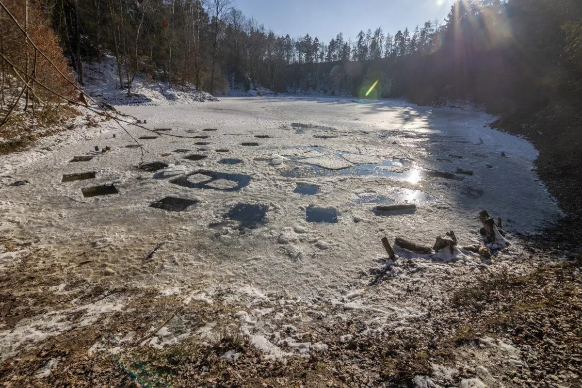 Muž se utopil v lomu na Brněnsku. Chtěl podplavat led