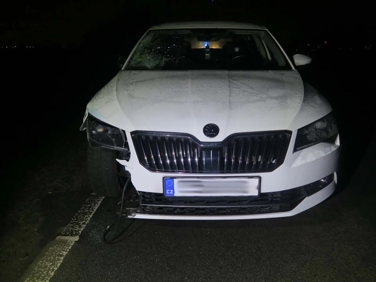 Chodec po střetu s autem na Brněnsku zemřel, policie pátrá po totožnosti oběti