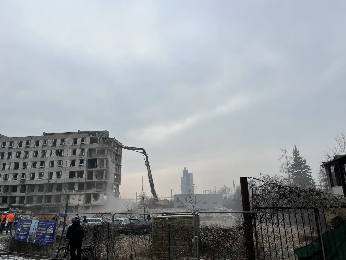 Zchátralá železniční poliklinika v Brně jde k zemi, vyroste místo ní povodňový park