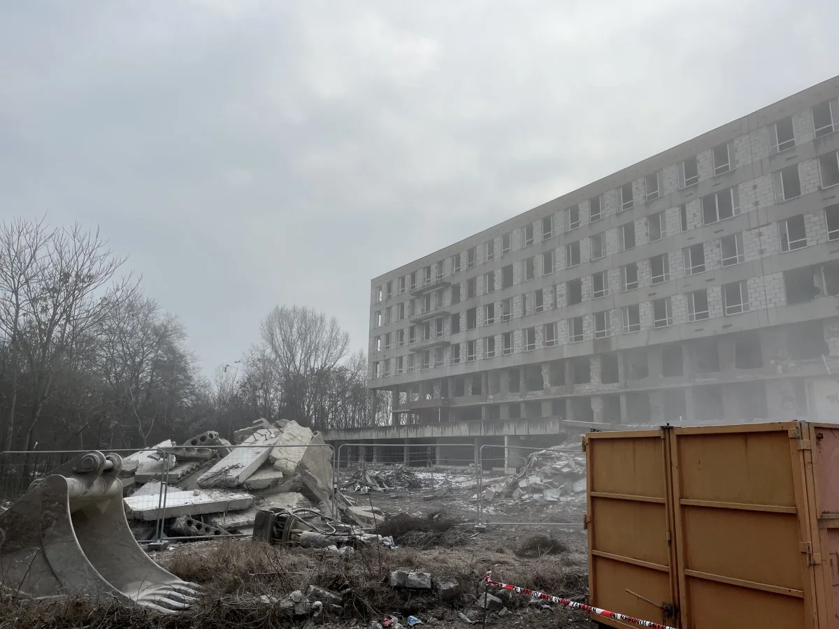 Zchátralá železniční poliklinika v Brně jde k zemi, vyroste místo ní povodňový park