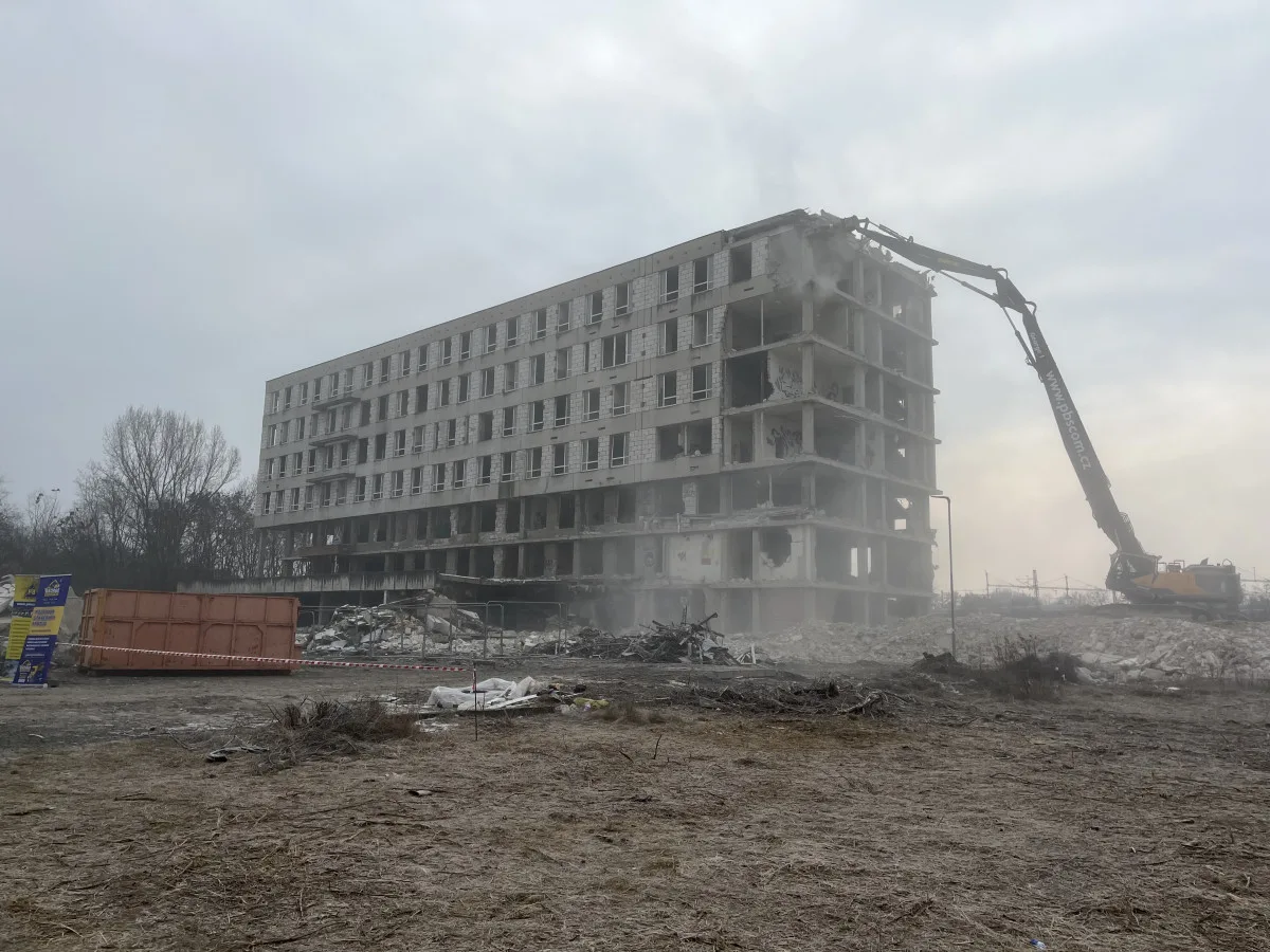 Zchátralá železniční poliklinika v Brně jde k zemi, vyroste místo ní povodňový park