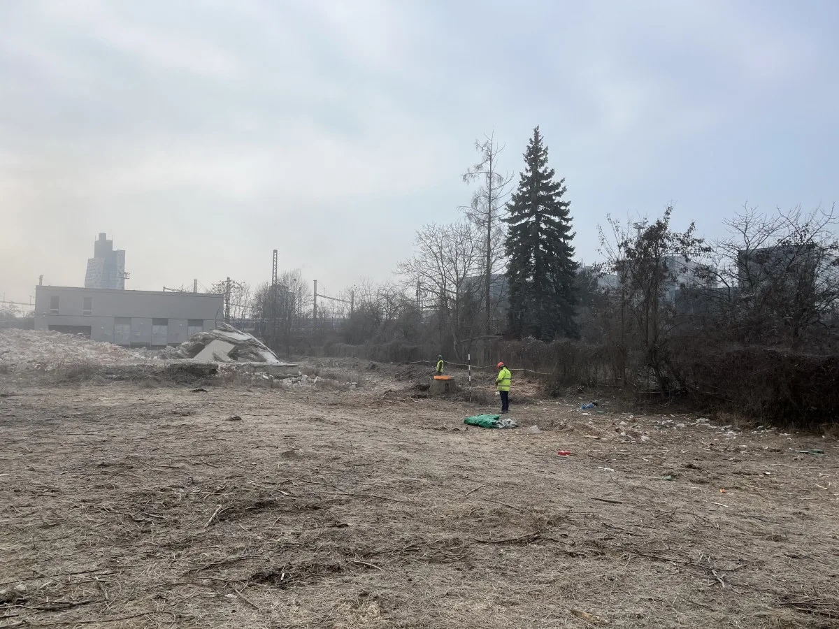 Zchátralá železniční poliklinika v Brně jde k zemi, vyroste místo ní povodňový park