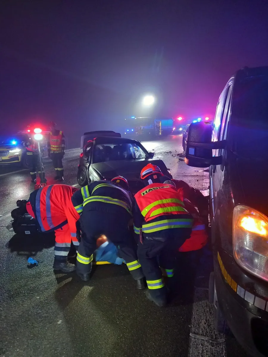 Namrzající mrholení ochromilo dopravu na jižní Moravě, záchranné složky řeší desítky nehod
