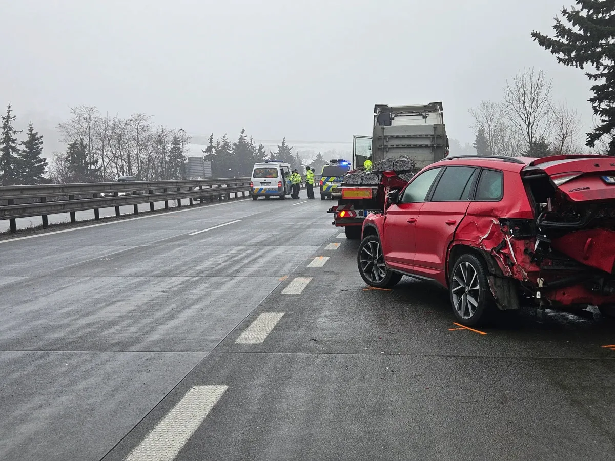 Hromadná nehoda na D1 u Rousínova. Bouralo minimálně deset vozů, dálnice je zavřená