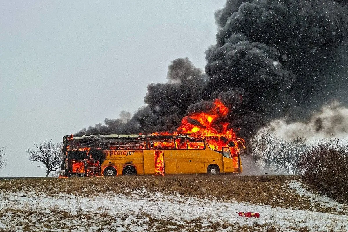 VIDEO: Hořící autobus na D46. Dálniční tah za Prostějovem stojí