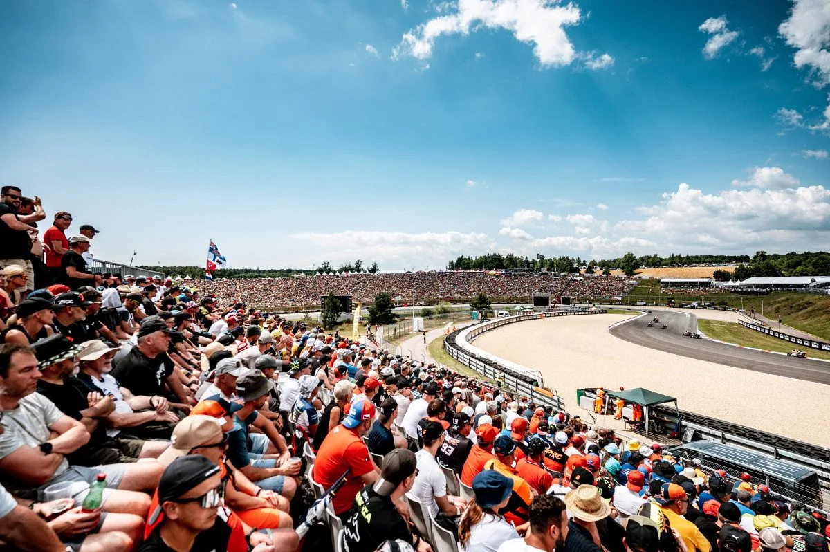 17530965637973-60-shrnuti-motogp-prilakalo-do-brna-220-tisic-lidi-na-okruhu-padaly-rekordy