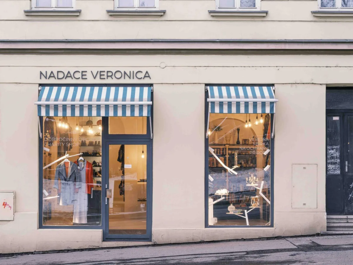 Studenti proměnili dobročinný obchod Nadace Veronica. Vznikl z recyklovaných materiálů