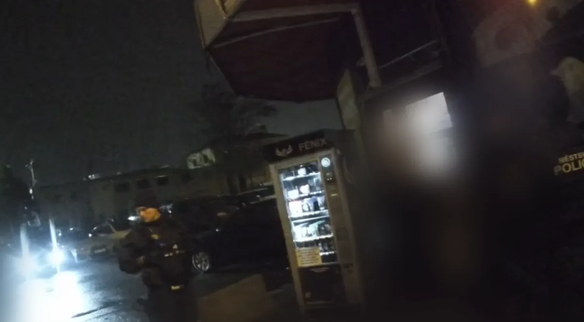 VIDEO: Automat s konopím vybírali jako bonboniéru. Strážníci je chytili u Grandu